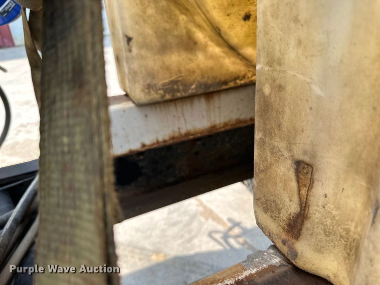 image for item LR9355 2002 International  9400i vacuum truck