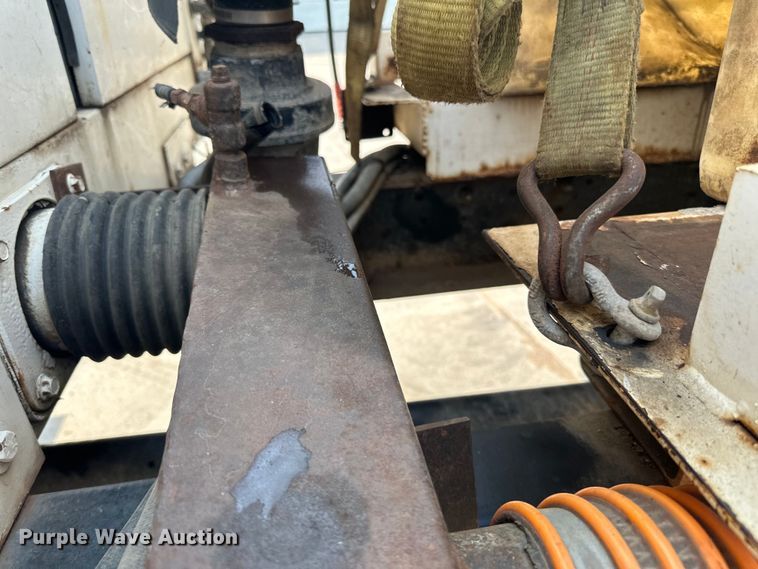 image for item LR9355 2002 International  9400i vacuum truck