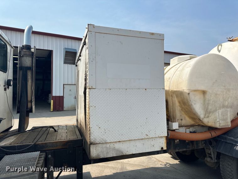 image for item LR9355 2002 International  9400i vacuum truck