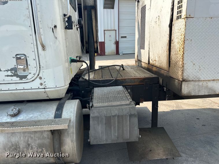 image for item LR9355 2002 International  9400i vacuum truck