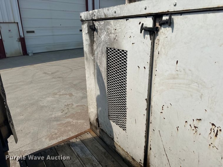 image for item LR9355 2002 International  9400i vacuum truck