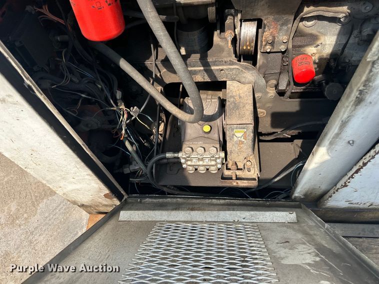 image for item LR9355 2002 International  9400i vacuum truck