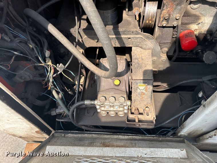 image for item LR9355 2002 International  9400i vacuum truck