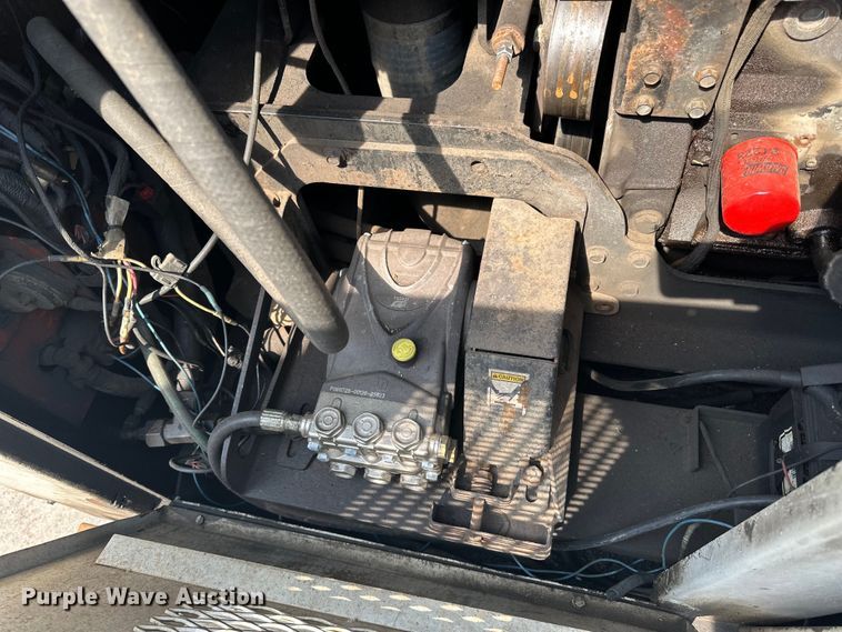 image for item LR9355 2002 International  9400i vacuum truck