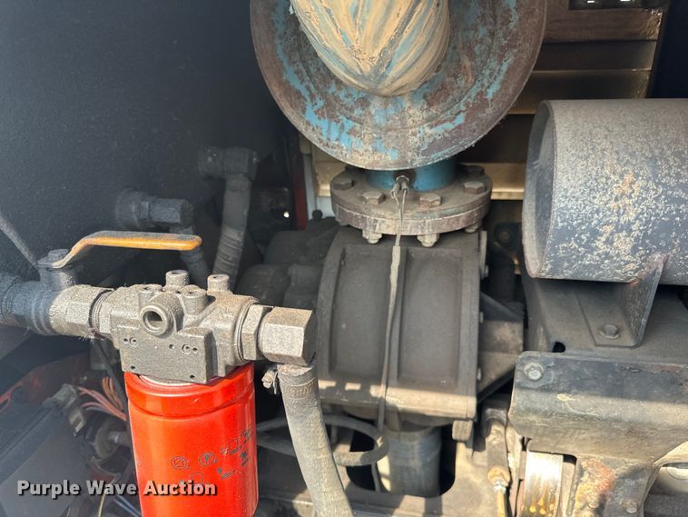 image for item LR9355 2002 International  9400i vacuum truck