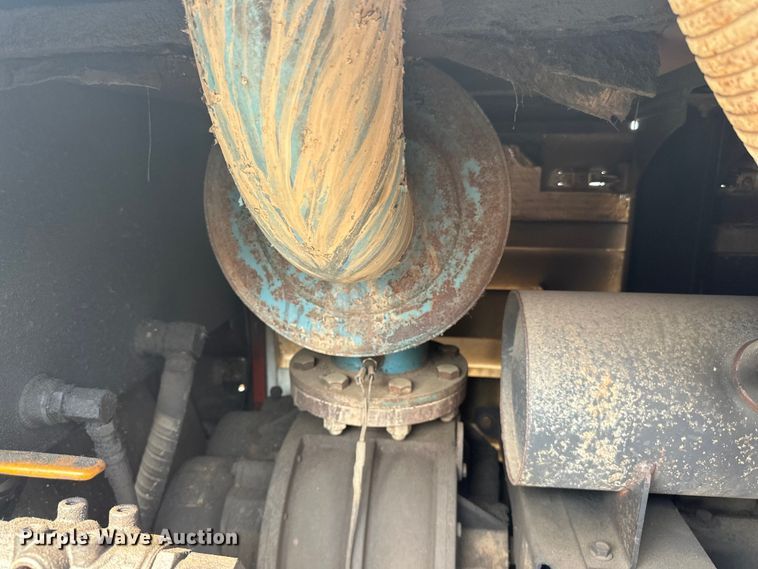 image for item LR9355 2002 International  9400i vacuum truck