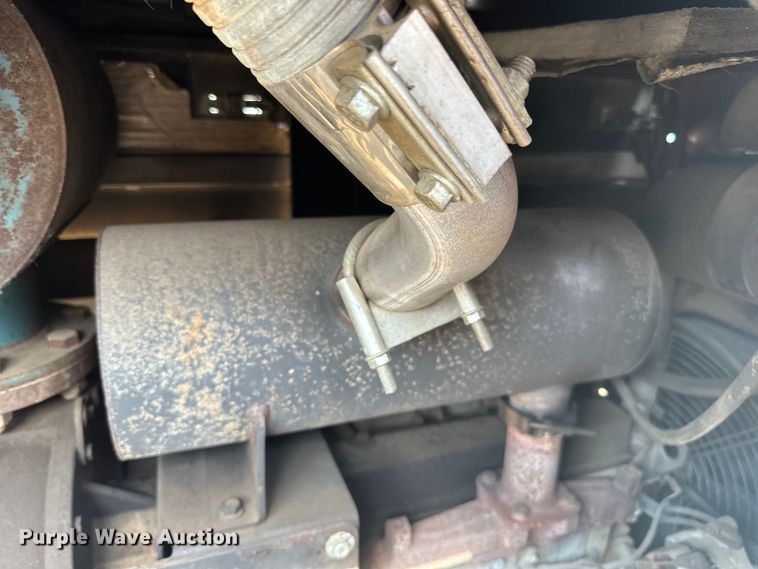 image for item LR9355 2002 International  9400i vacuum truck