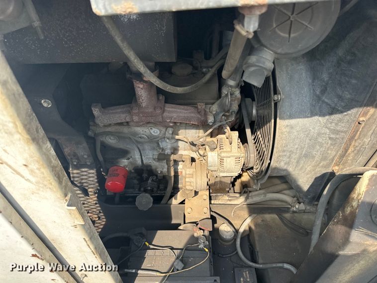 image for item LR9355 2002 International  9400i vacuum truck