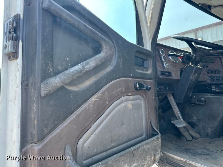 image for item LR9355 2002 International  9400i vacuum truck