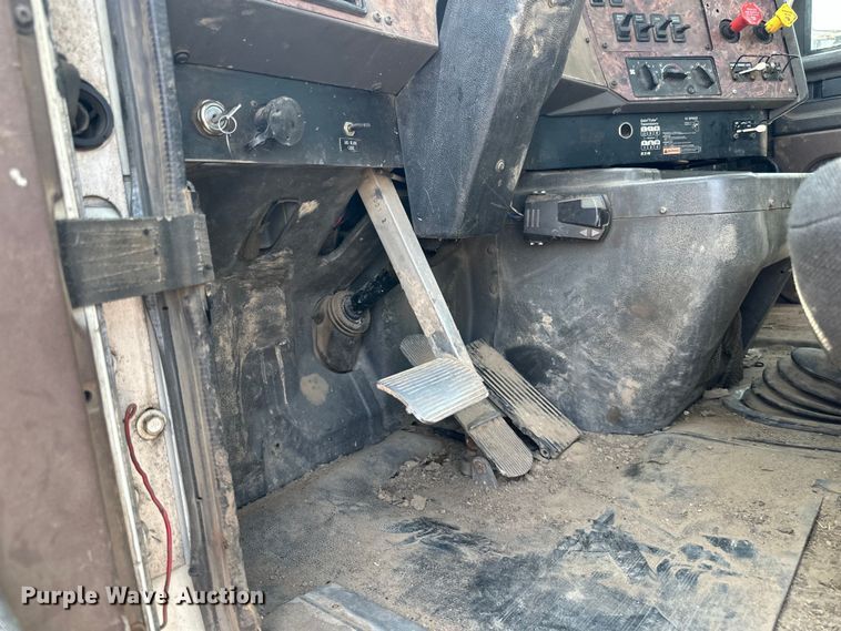 image for item LR9355 2002 International  9400i vacuum truck