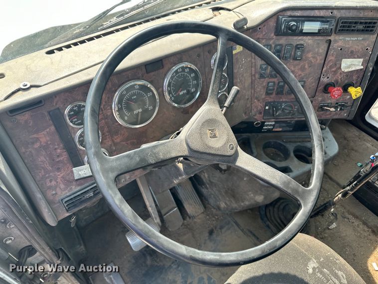 image for item LR9355 2002 International  9400i vacuum truck