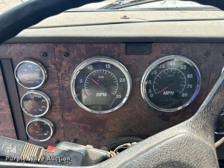 image for item LR9355 2002 International  9400i vacuum truck