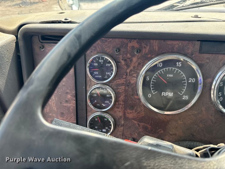 image for item LR9355 2002 International  9400i vacuum truck