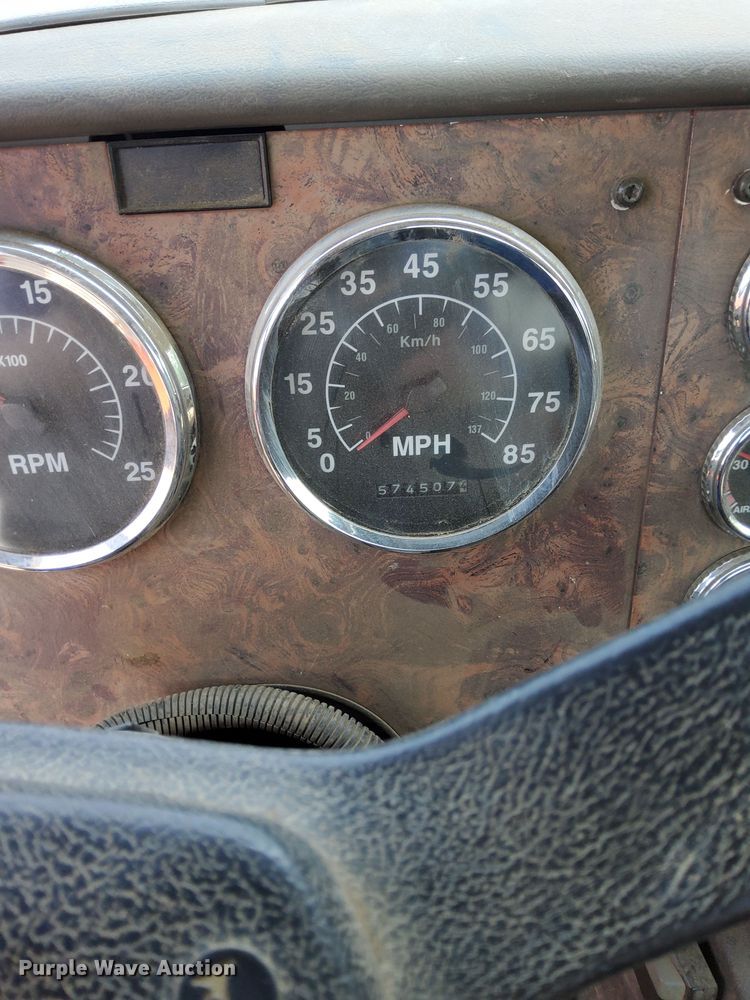 image for item LR9355 2002 International  9400i vacuum truck