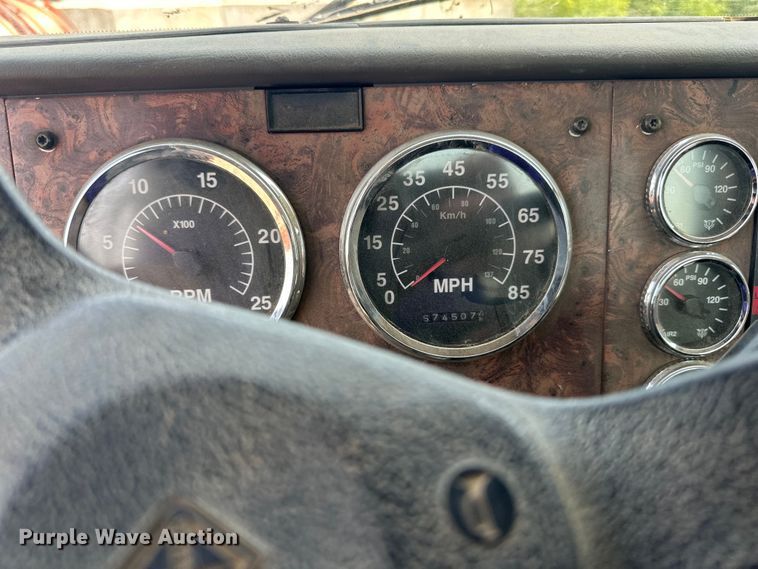 image for item LR9355 2002 International  9400i vacuum truck