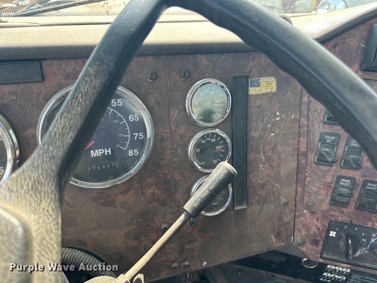 image for item LR9355 2002 International  9400i vacuum truck