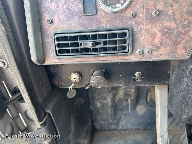 image for item LR9355 2002 International  9400i vacuum truck