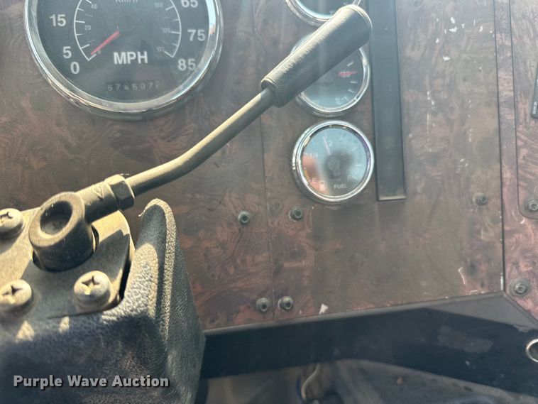 image for item LR9355 2002 International  9400i vacuum truck