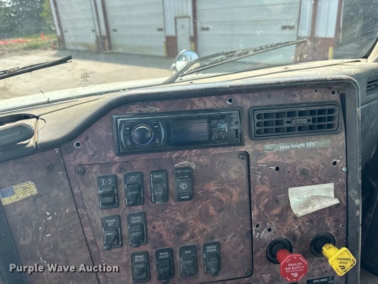 image for item LR9355 2002 International  9400i vacuum truck