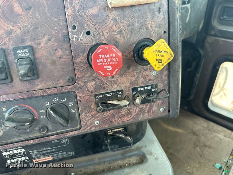 image for item LR9355 2002 International  9400i vacuum truck