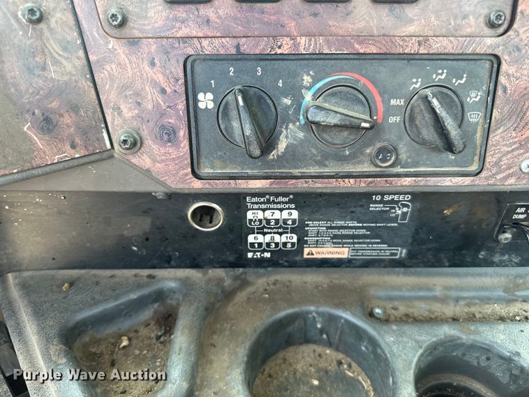 image for item LR9355 2002 International  9400i vacuum truck