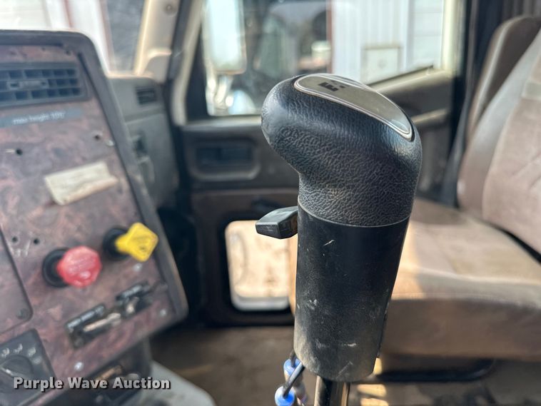 image for item LR9355 2002 International  9400i vacuum truck