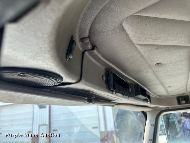 image for item LR9355 2002 International  9400i vacuum truck