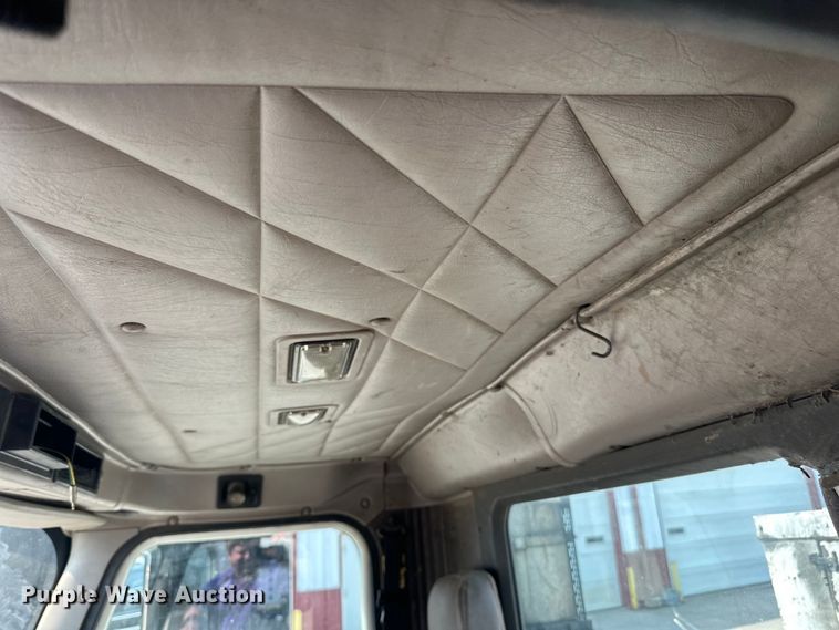 image for item LR9355 2002 International  9400i vacuum truck