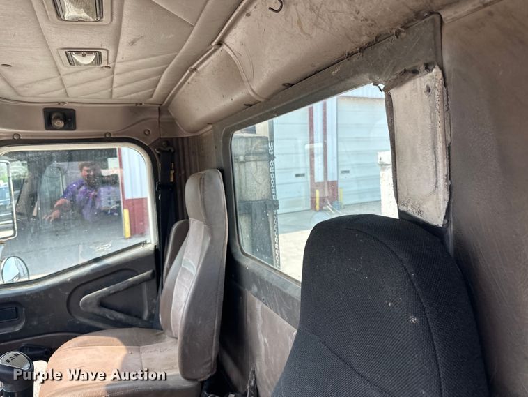 image for item LR9355 2002 International  9400i vacuum truck