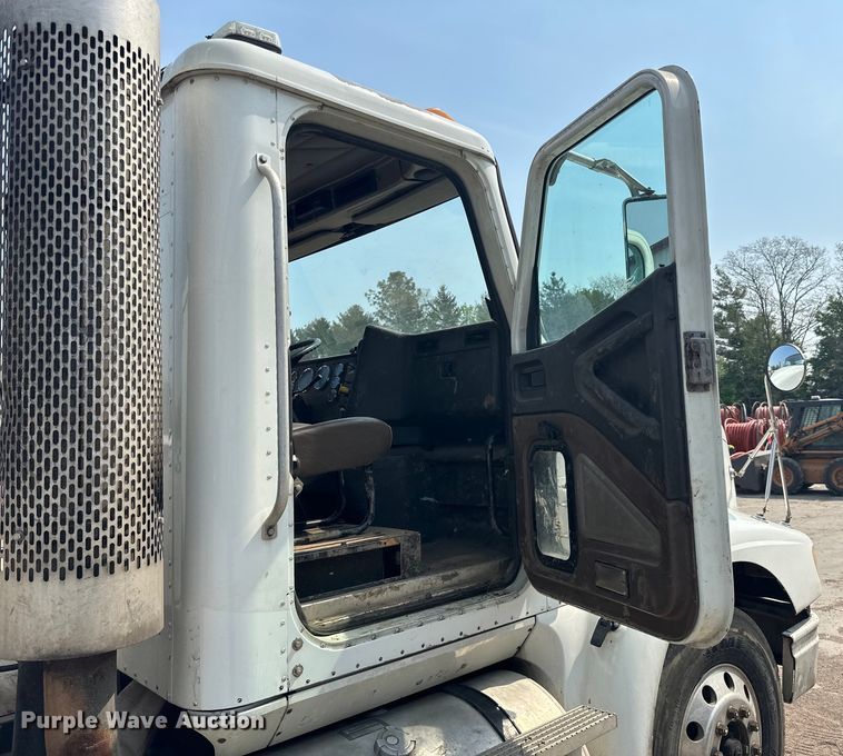 image for item LR9355 2002 International  9400i vacuum truck