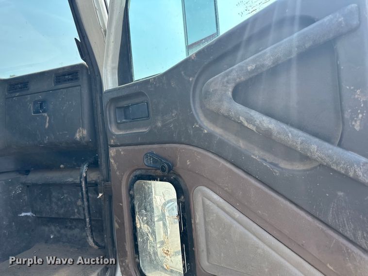 image for item LR9355 2002 International  9400i vacuum truck