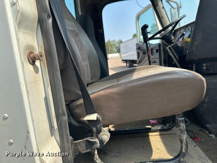 image for item LR9355 2002 International  9400i vacuum truck