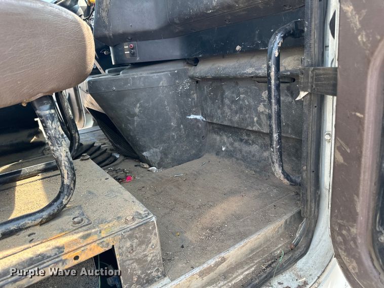 image for item LR9355 2002 International  9400i vacuum truck