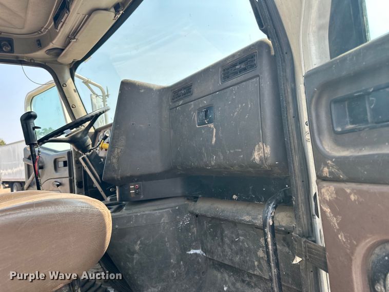 image for item LR9355 2002 International  9400i vacuum truck