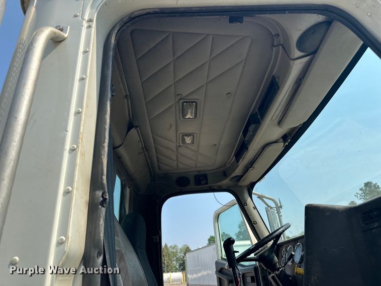 image for item LR9355 2002 International  9400i vacuum truck