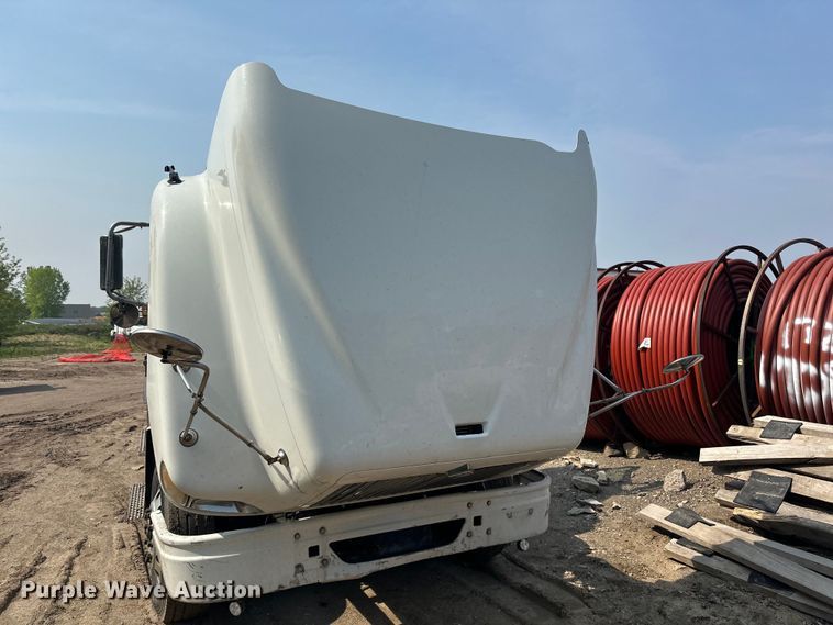 image for item LR9355 2002 International  9400i vacuum truck