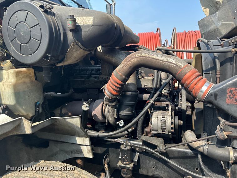 image for item LR9355 2002 International  9400i vacuum truck