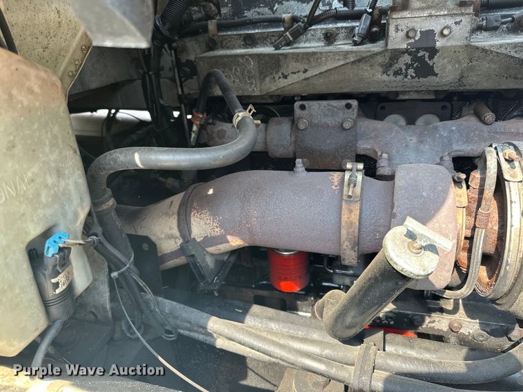 image for item LR9355 2002 International  9400i vacuum truck