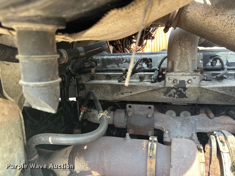 image for item LR9355 2002 International  9400i vacuum truck