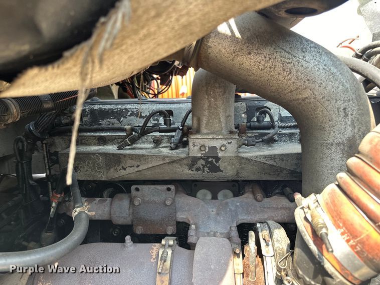 image for item LR9355 2002 International  9400i vacuum truck