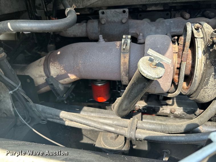 image for item LR9355 2002 International  9400i vacuum truck