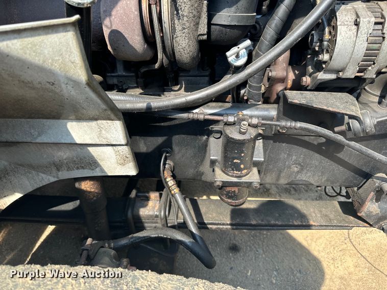 image for item LR9355 2002 International  9400i vacuum truck