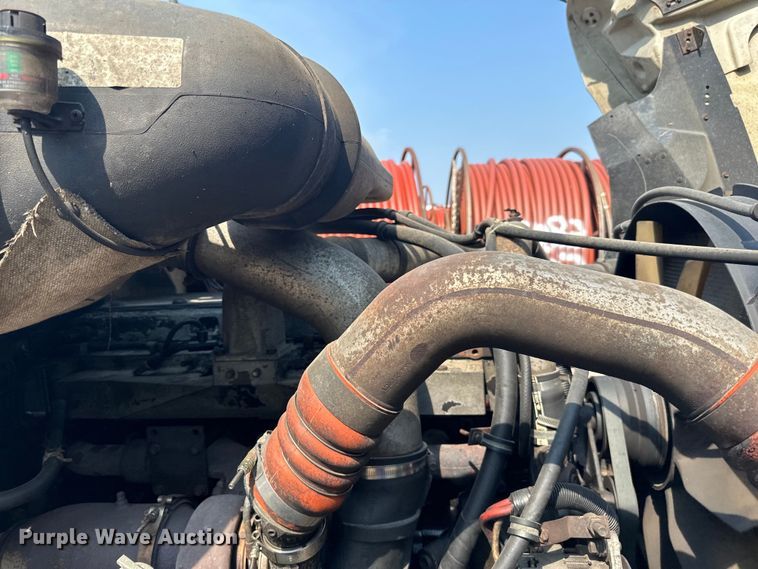 image for item LR9355 2002 International  9400i vacuum truck