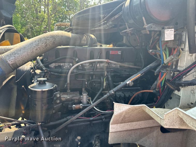 image for item LR9355 2002 International  9400i vacuum truck