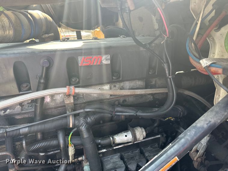 image for item LR9355 2002 International  9400i vacuum truck