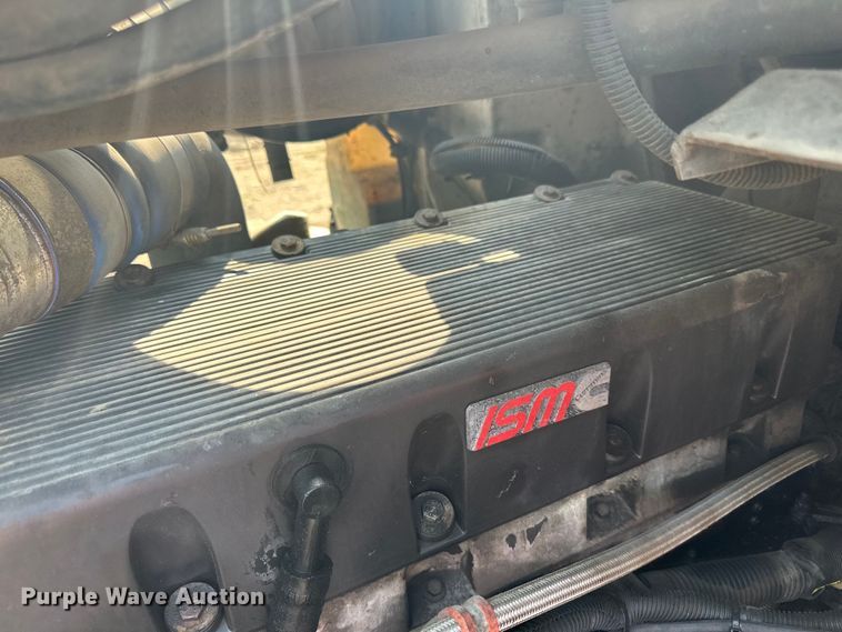 image for item LR9355 2002 International  9400i vacuum truck