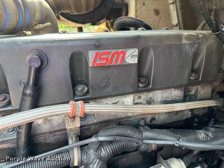 image for item LR9355 2002 International  9400i vacuum truck