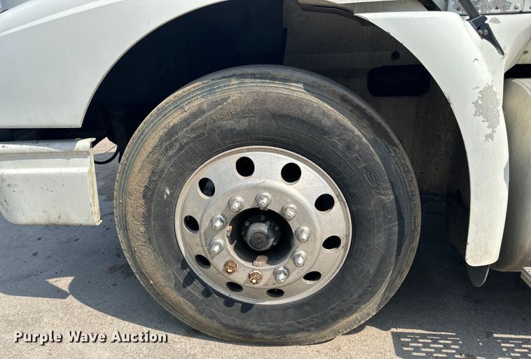 image for item LR9355 2002 International  9400i vacuum truck