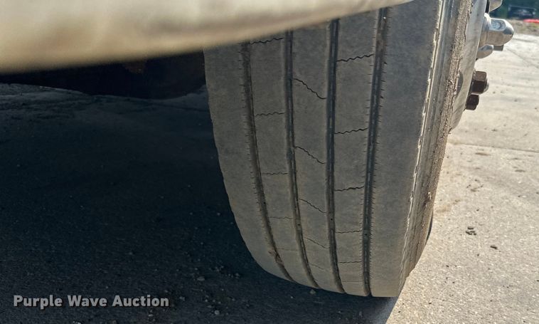 image for item LR9355 2002 International  9400i vacuum truck