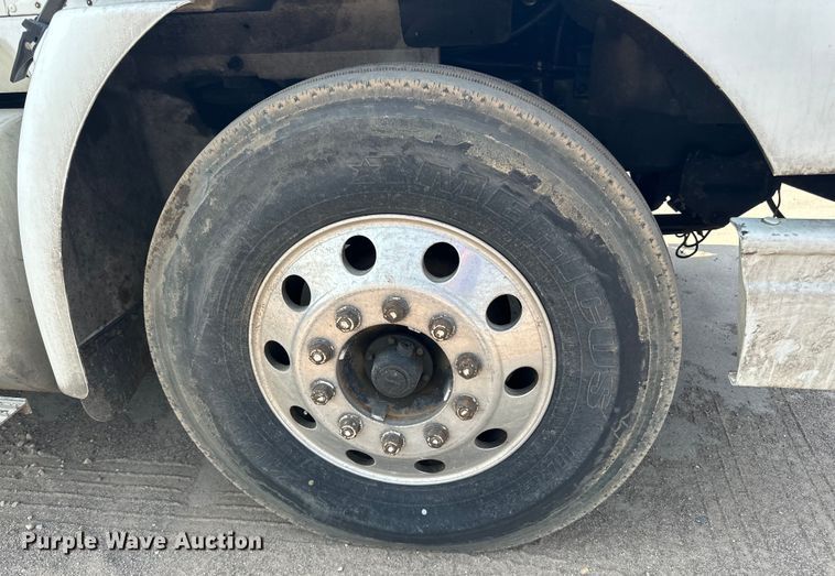 image for item LR9355 2002 International  9400i vacuum truck